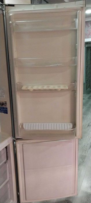 Продам  холодильник Индезит б/у в хорошем состоянии.