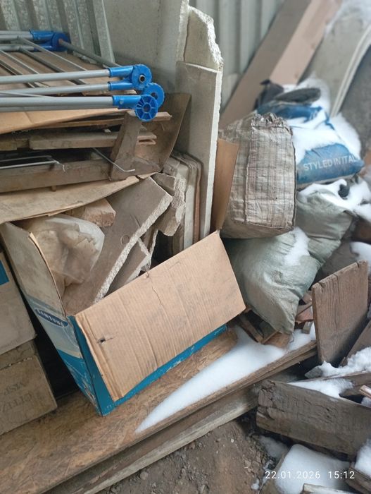 Доски, дрова, пенопласт.