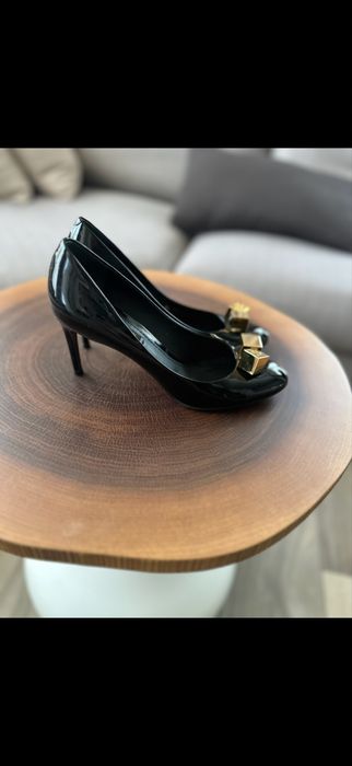 Оригинални дамски обувки черен лак на марката Louis Vitton
