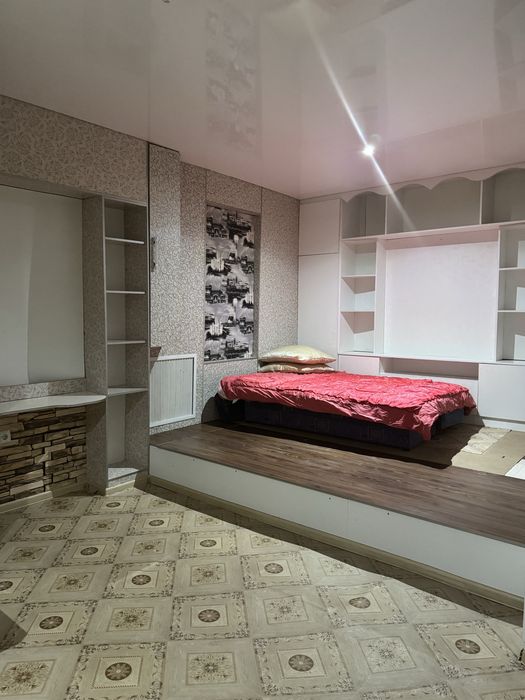 квартиру-студию в цоколе продам