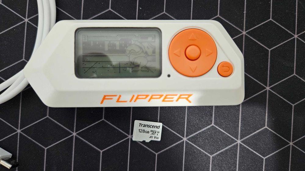 Flipper Zero + card microSD 128GB + cablu USB-C