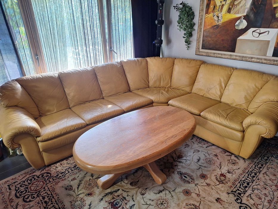 Ъглов неразтегателен диван и холна маса