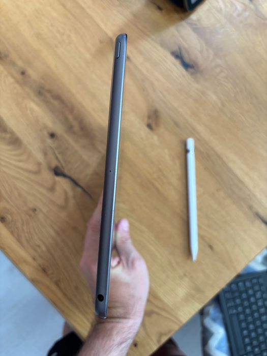 iPad 8th generation 128GB Apple Pencil & Logitech keyboard