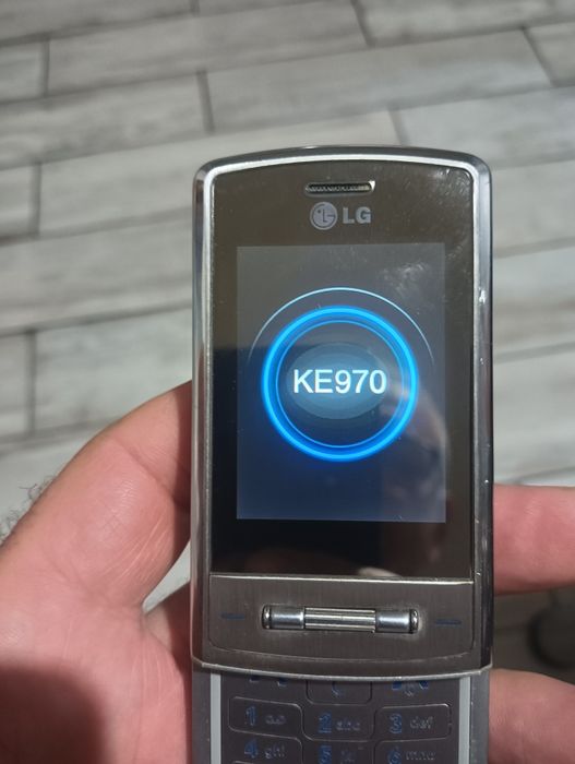 Vând telefon LG KE970