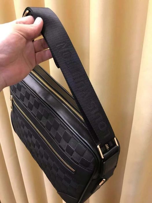 LV / 964 / Black / 33 x 23 x 7 cm