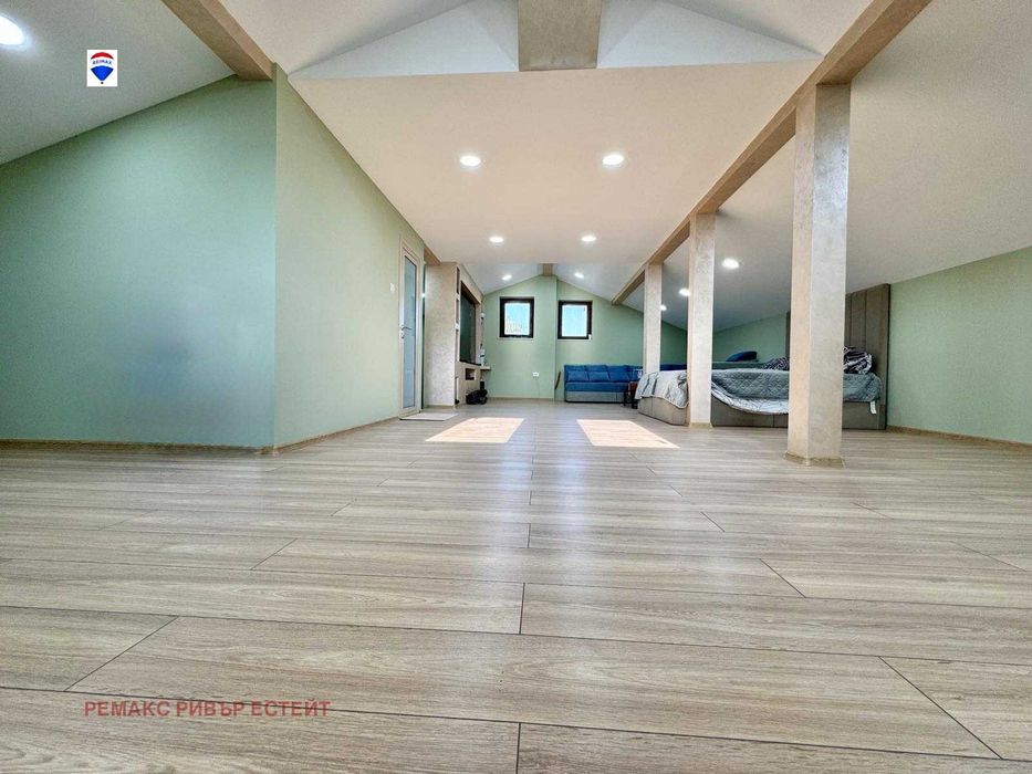 Къща на три етажа за продажба кв. Средна кула