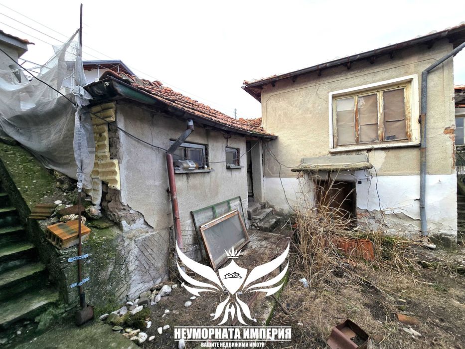 Продавам Двуетажна къща с постройки 155РЗП с 662кв. в двор село Стоево