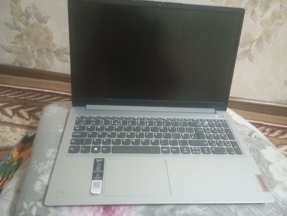 Lenovo ideapad 1i 15",7
