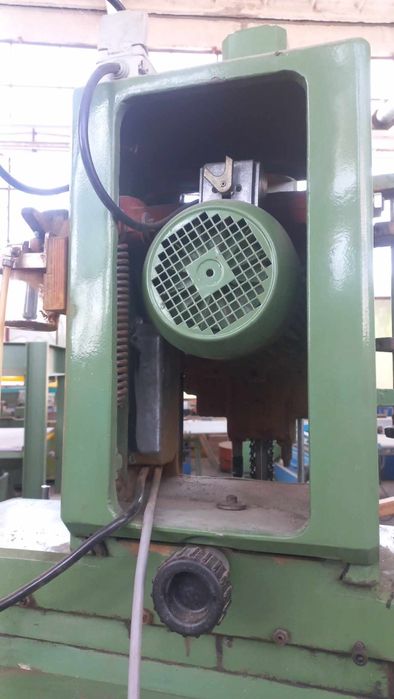 машина за пробиване на отвори за брави, и дръжки.