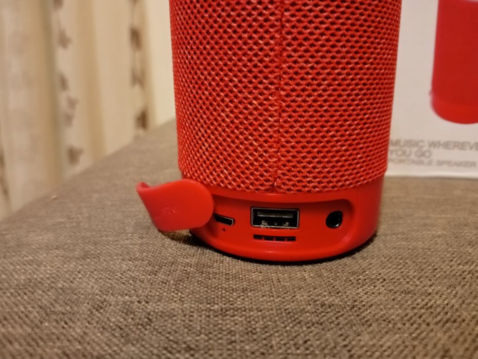 Boxă bluetooth rosie