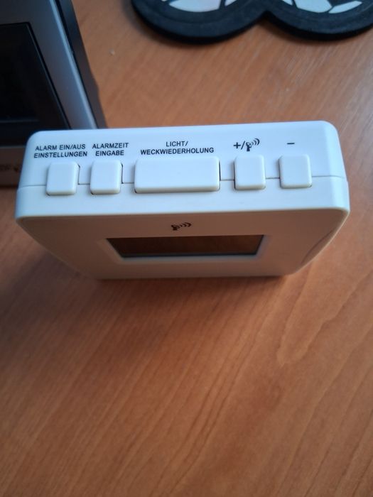 Vand 2 ceasuri de masa electronice