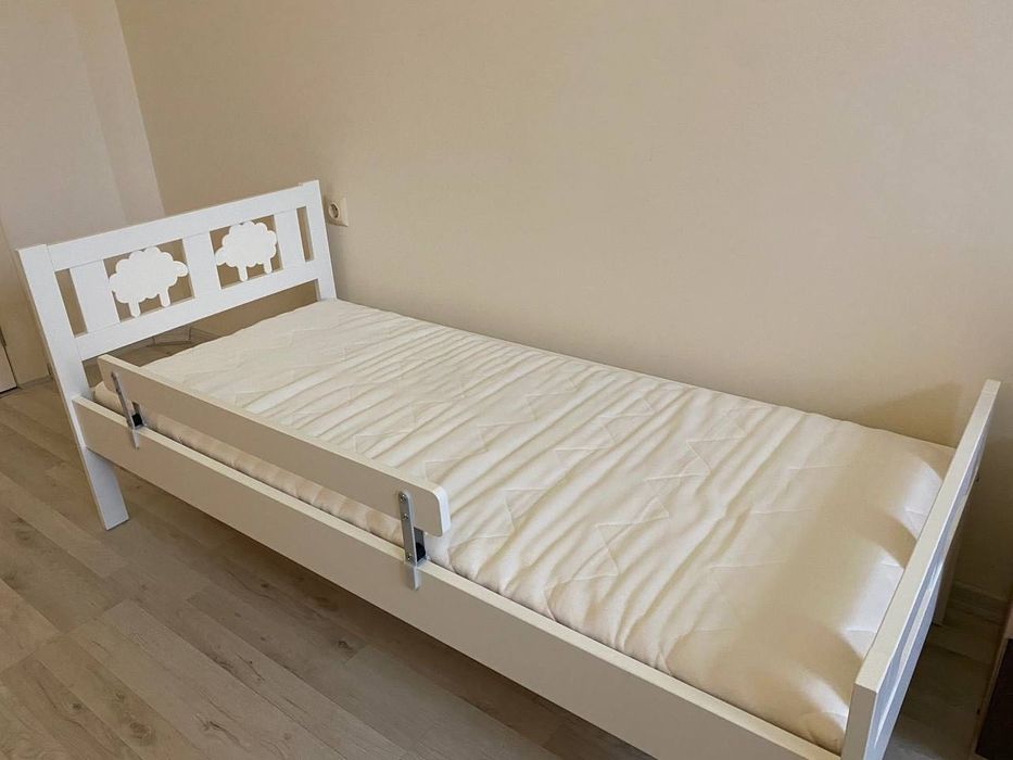 Детско легко с матрак , парапет и подматрачна рамка от Икеа IKEA