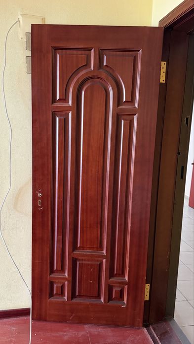 Продам 3 двери , дерево