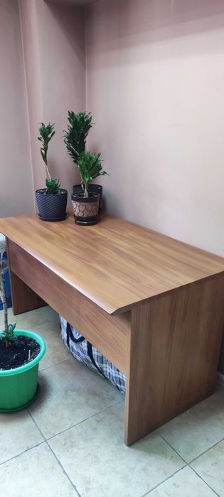 Офисный стол с креслом