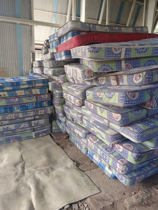 Shkaf va krovatlar sotiladi.