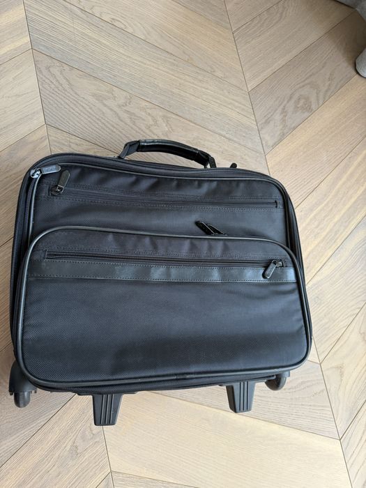 Куфарче с колела и дръжка плпс място за лаптоп и документи