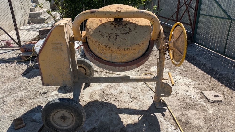 Vand grebla pentru tractor pentru strans iarba / Închiriez betoniera volum 5 roabe