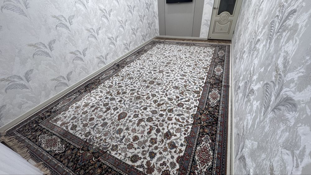 Иранский ковер в хорошем состоянии