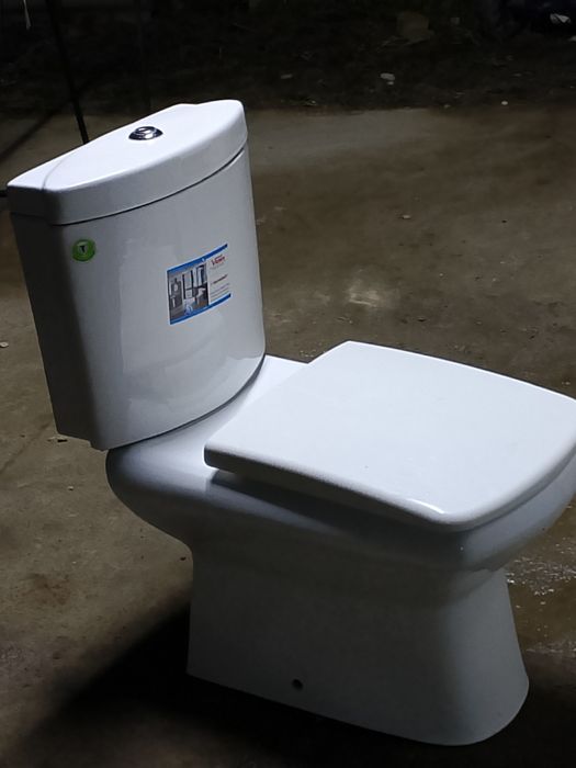 Раковина с тумбой и унитаз.