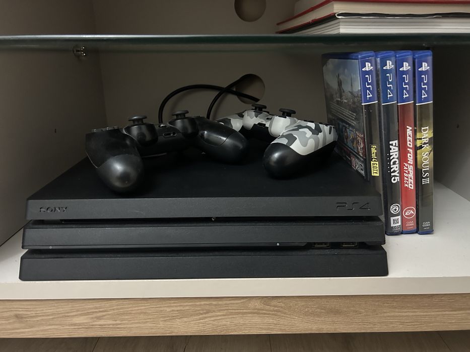 PS4 Pro 1TB + 2 Джойстика и игри