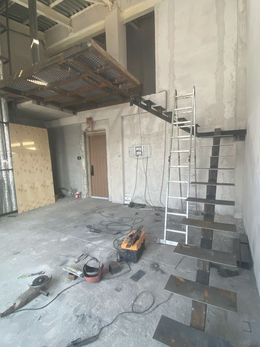 Антрисольный этаж и лестницы.