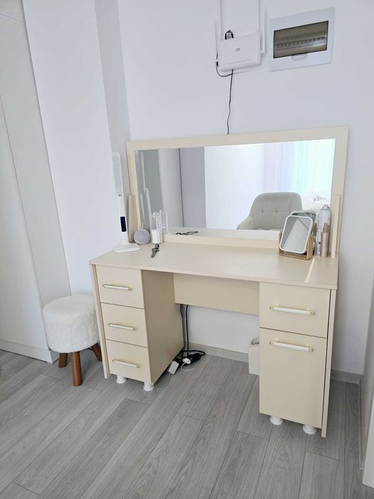 set mobilier elegant -  masa de machiaj cu oglinda + 2 noptiere , stare impecabila