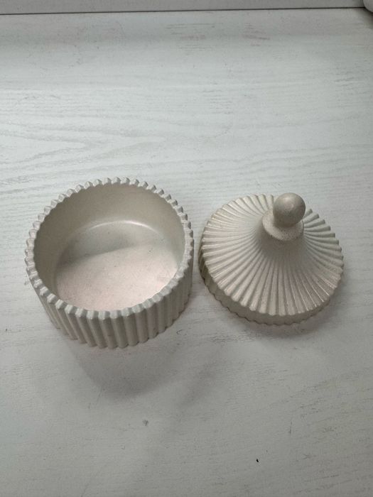 Для хранения аксессуаров украшений маленькая белая шкатулка