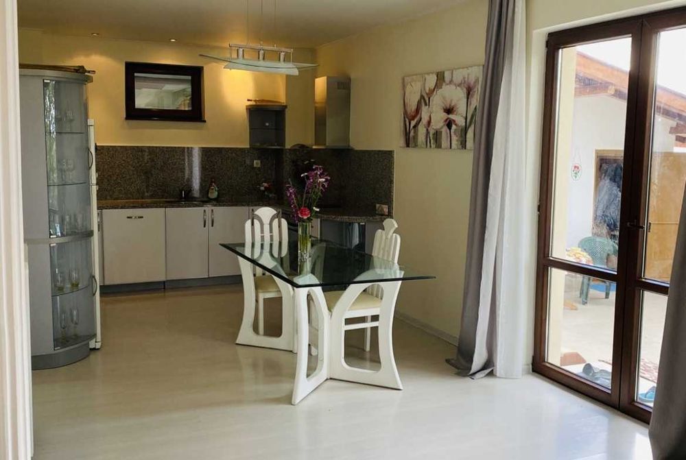 Масивна,триетажна къща за продажба