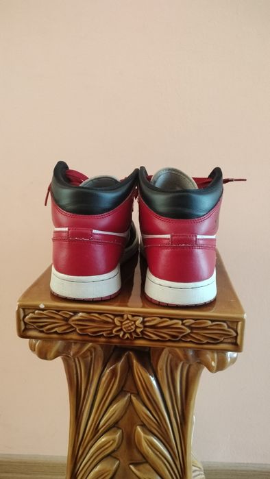 Jordan 1 mid roșu cu negru