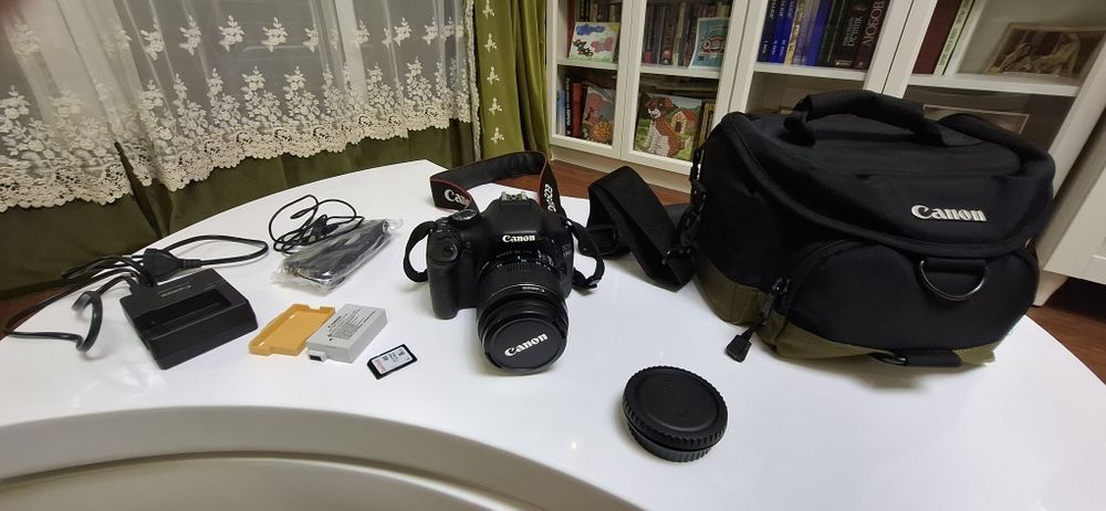 Canon EOS 550D + EF-S 18-55mm IS II + оригинална Canon чанта + пълен комплект