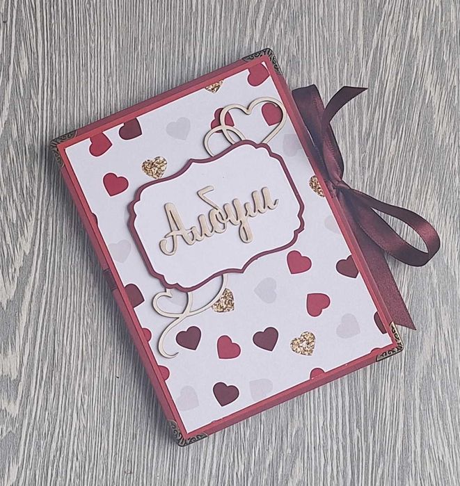 Подаръчен комплект, включващ любовни ваучери и мини албум за снимки