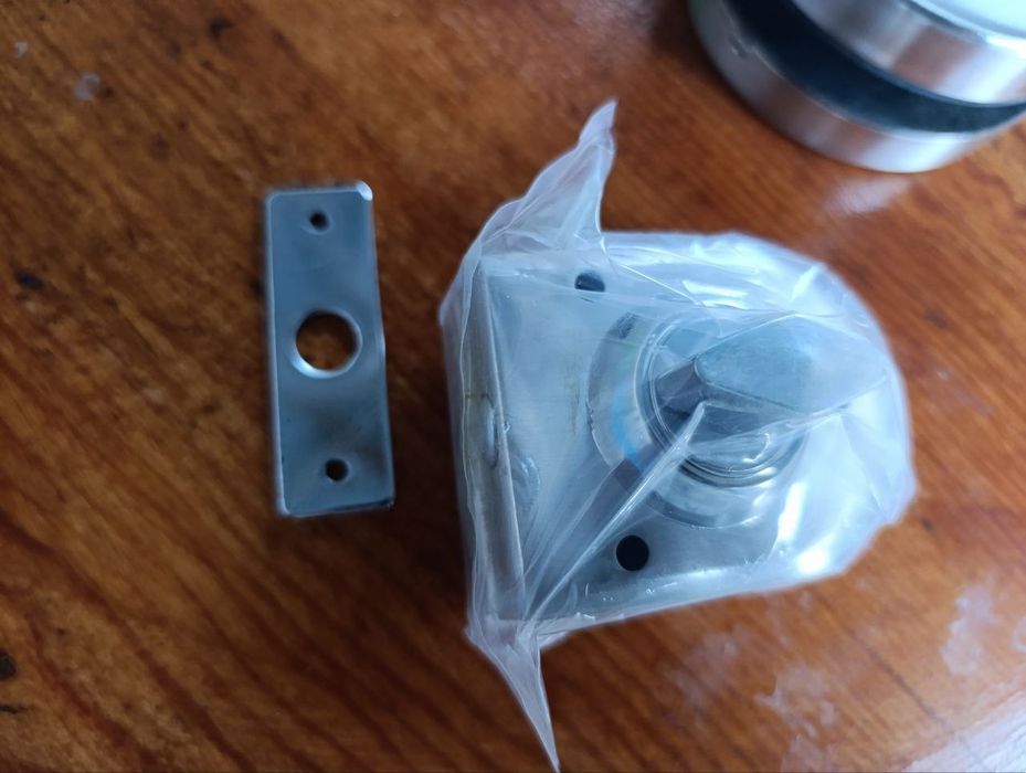 Продаю замки на стеклянную дверь верхний и нижний