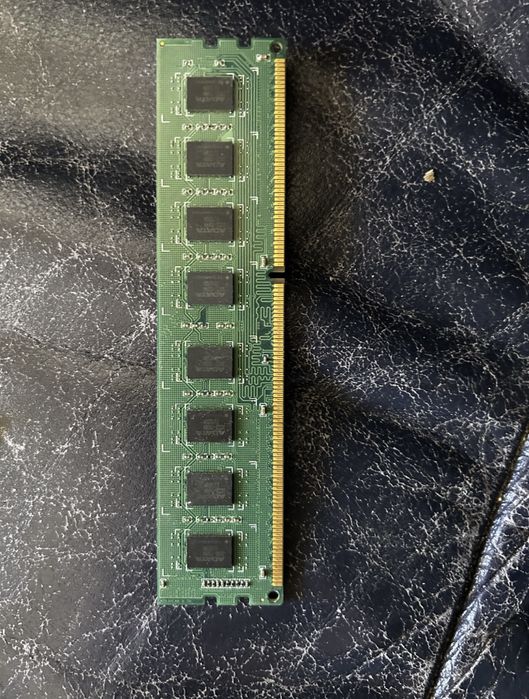 DDR3 RAM плочи ADATA по 2 GB и 4 GB.