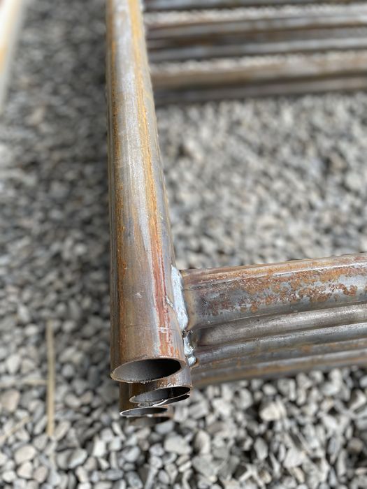 Lesa sotiladi va qurilish anjomlari