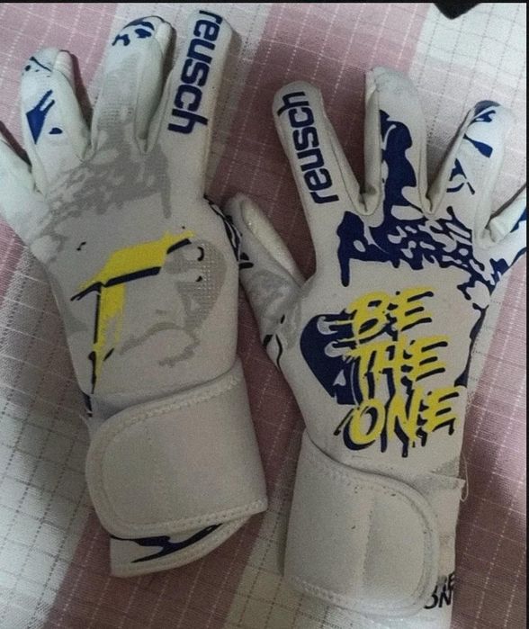 Продам новые вратарские перчатки Reusch