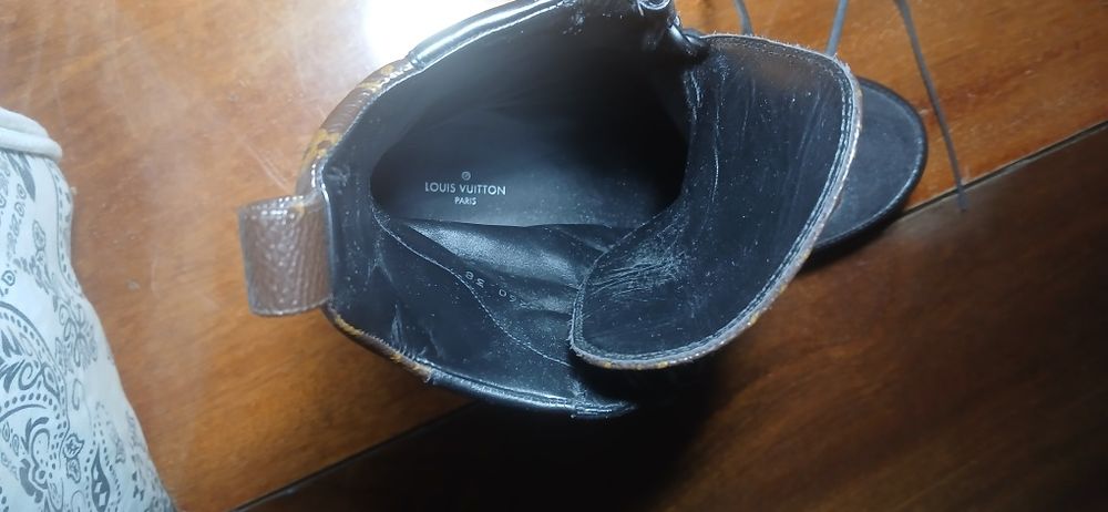 Lui Vuitton Laureate Desert Boot).
