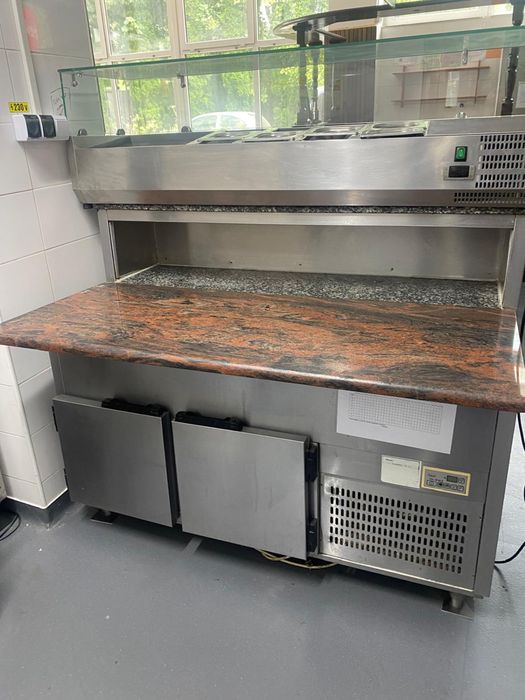 Cuptor, mese , vitrină chiuvete horeca
