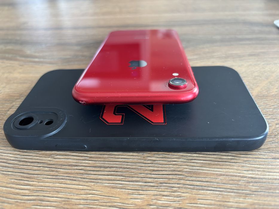 Продавам iPhone XR в отлично състояние с минимални следи от употреба