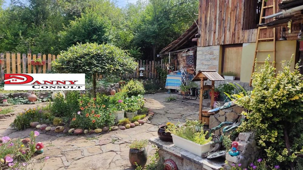 Стара къща с двор и кладенец в с. Балван