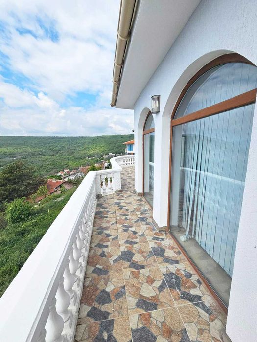 Луксозна триетажна къща с басейн, сауна и гараж в гр. Балчик