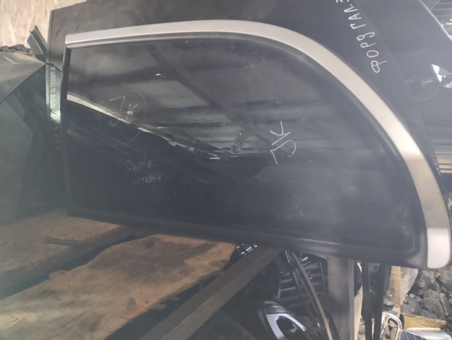 Стекло боковое левое на Шкода Октавия А4 универсал