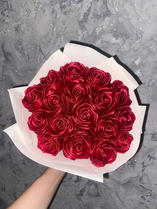 Атласные розы бабочки