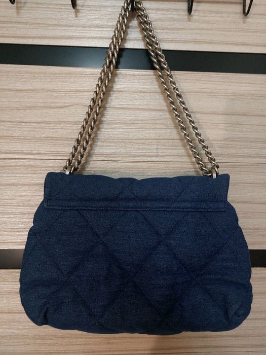 Mango Committed Collection — джинсовая стёганая сумка на цепочке
