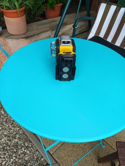 Laser dewalt lumini verzi