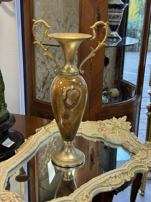 Vaza decorativa din onix cu elemente de metal