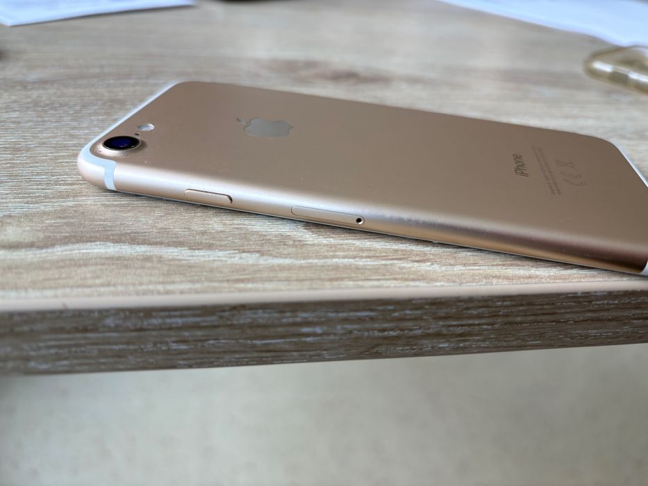 Продавам iPhone 7