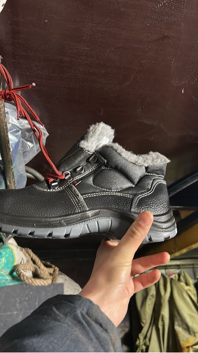 Продам рабочие ботинки