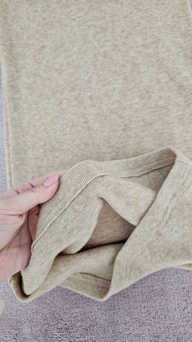 Rochie tricotata soft bej cu guler intors si maneca scurta