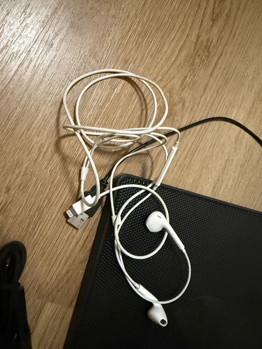 Mouse, casti apple, racitor laptop