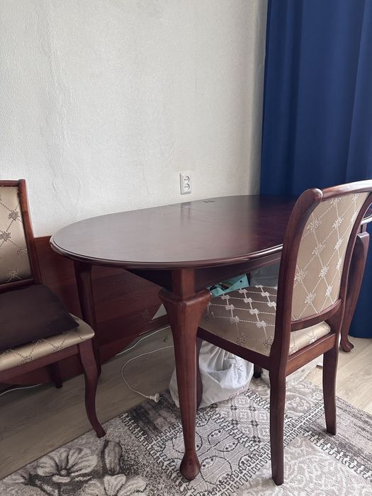 Продам обеденный стол со стульями (6 шт)